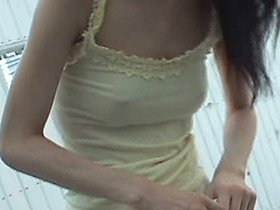 日常生活の人妻 無防備な動きからパンツ＆胸ポッチスパイカメラの盗撮映像21人　サンプル画像08